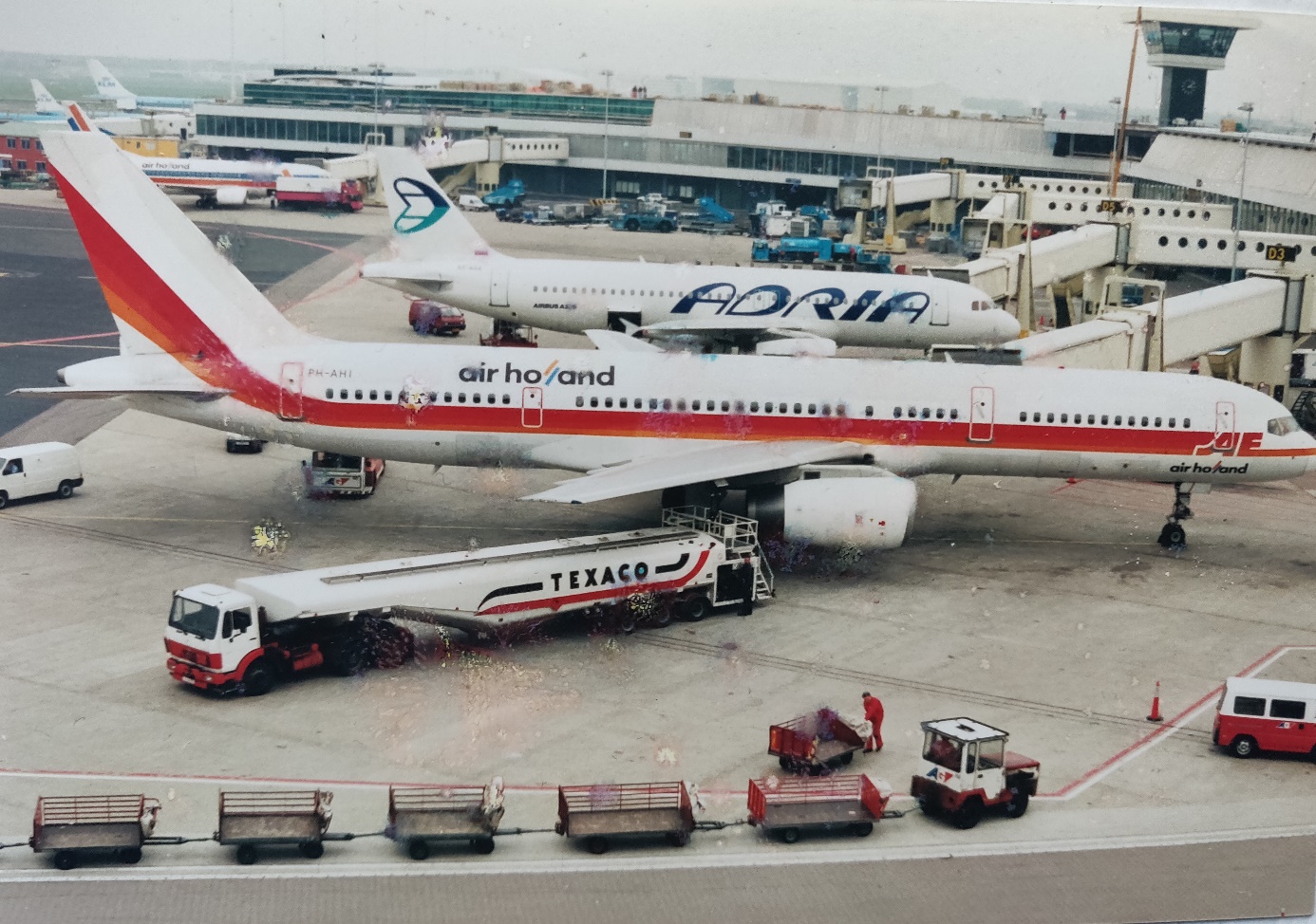 757-200 | Air Holland | PH-AHI | aircraft parked at the gate beiing refueled by Texaco fuel truck